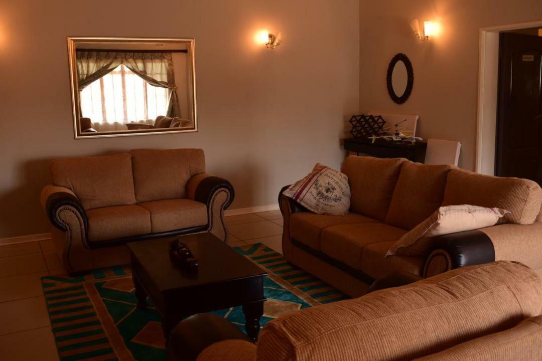 Skyhawk Guesthouse 가보로네 외부 사진